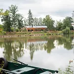 Idyllic Lakeside Bateau-hôtel Florennes