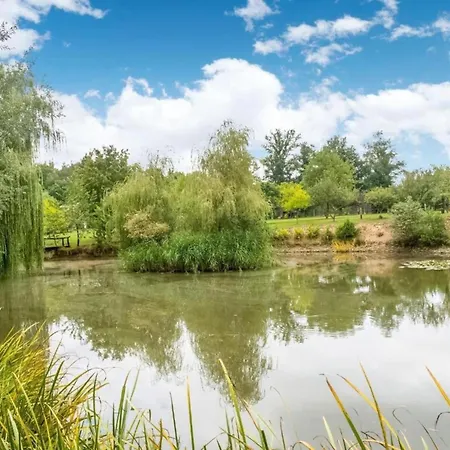 Idyllic Lakeside Bateau-hôtel